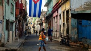 Trump firma nuevo memorando que restablece política dura y prohíbe el turismo de Estados Unidos a Cuba