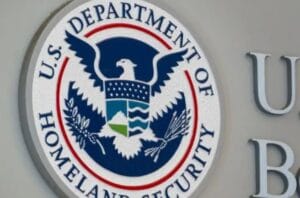 USCIS exige la devolución de la tarjeta física del permiso de trabajo