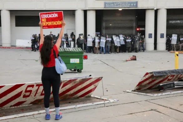 c0d3d0e0-437f-11f0-bace-e1270fc31f5e.jpg (1) Protestas en Los Ángeles por arrestos anti inmigrantes de ICE