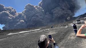 Impactante erupción del volcán Etna en Sicilia