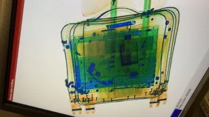 Cubana es detenida con más de 10 mil dólares en aeropuerto de Panamá