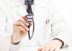 Entre médicos desilusionados y hospitales sin recursos la salud pública cubana se consume ante la crisis.