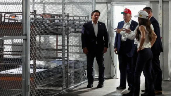 Llegan los primeros inmigrantes prisioneros a Alligator Alcatraz