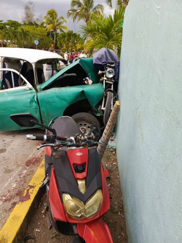 Siete heridos tras impacto de un automóvil contra dos vehículos en estacionamiento del Aeropuerto de Santa Clara