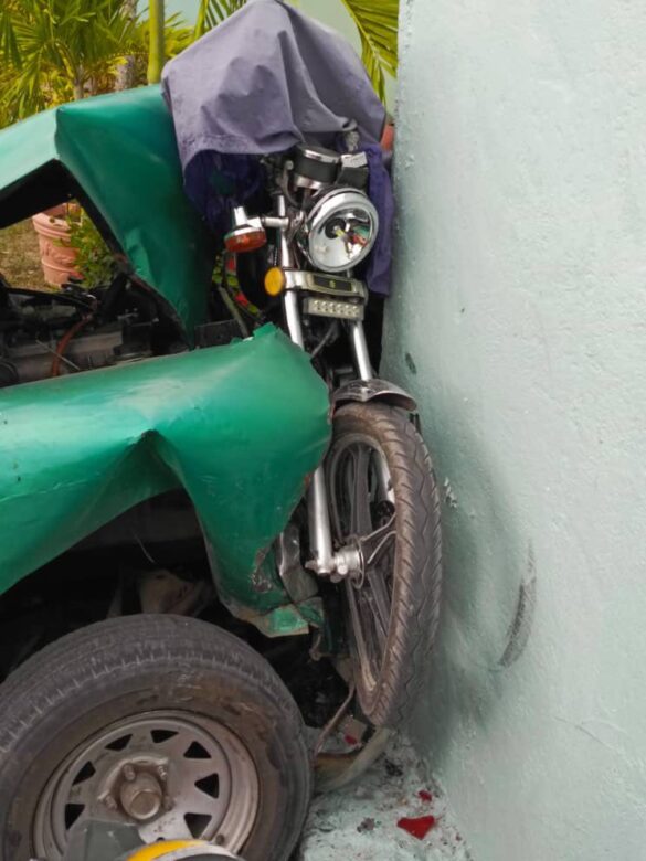 Siete heridos tras impacto de un automóvil contra dos vehículos en estacionamiento del Aeropuerto de Santa Clara