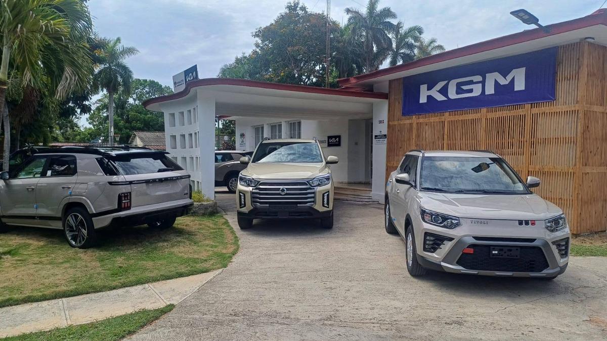 Comercializan de autos modernos en Cuba con FINAUTO