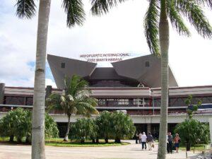 Detectado 1 kilo de cocaína dentro de un Eleguá: cubano detenido en el Aeropuerto Internacional José Martí