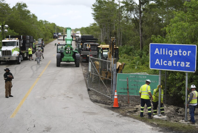 Comenzaron los vuelos de deportaciones desde Alligator Alcatraz.