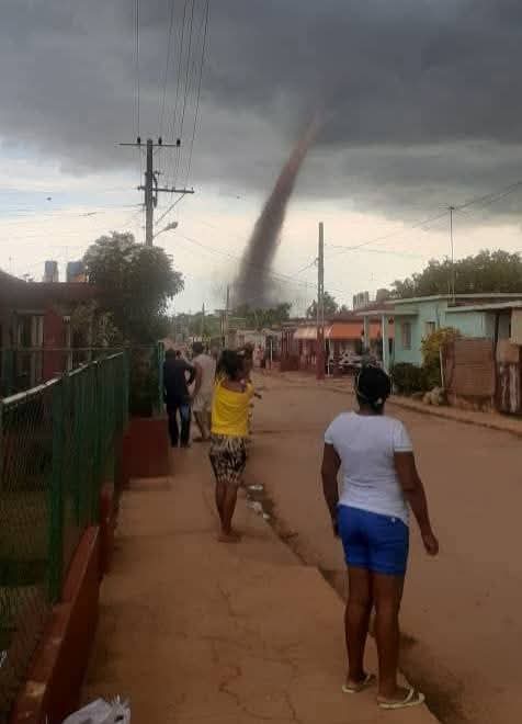 Tornado sorprende a residentes de Artemisa