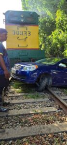 Impactante choque entre tren y un auto Hyundai en Baraguá