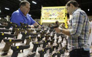 ¡Alto peligro! Florida lanza incentivos fiscales para la compra de armas y municiones.