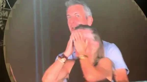 Renuncia Andy Byron tras incidente viral en concierto de Coldplay