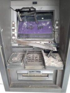 Destruyen cajeros automáticos en 10 de Octubre