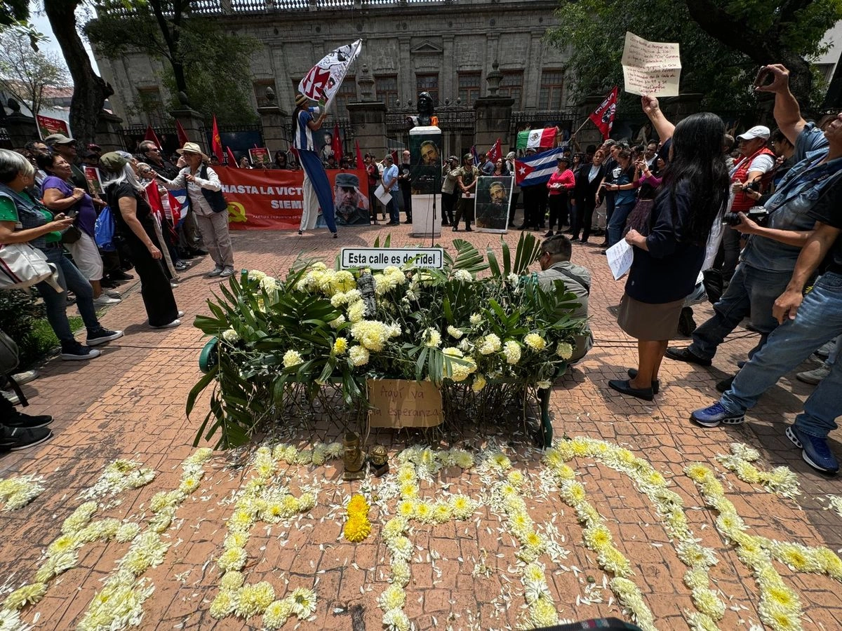 Reclaman comunistas estatuas de Fidel y Che en México