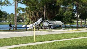 Avioneta choca con un auto y se estrella en un parque de Palm Beach.