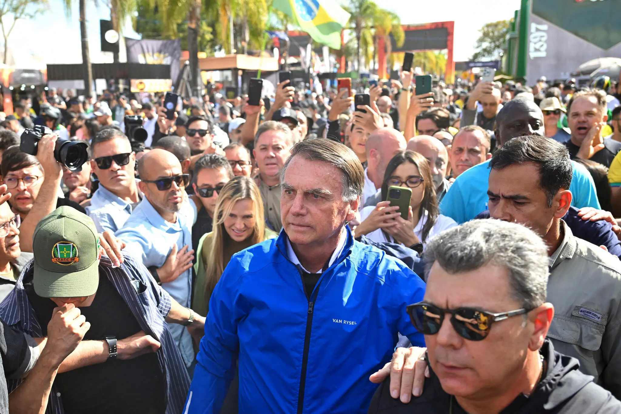 Ordenan arresto domiciliario de Jair Bolsonaro