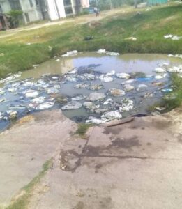 Un niño casi muere tras caer en un hueco con aguas albañales en Santiago de Cuba.