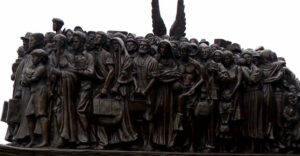 Colocan esculturas en Miami para rendir homenaje a los balseros cubanos perdidos en el mar