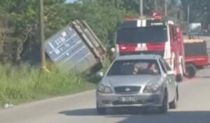 Camión volcado en la vía Monumental reaviva críticas a los inspectores de tránsito en La Habana