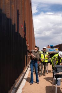 Trump ordena pintar de negro el muro fronterizo con México para hacerlo "imposible de escalar".