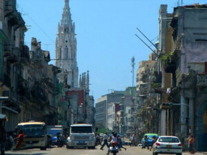 Derrumbe en Centro Habana deja una persona lesionada.