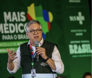 Estados Unidos revoca visa a familiares del ministro de salud brasileño por su rol en el programa Mais Médicos.