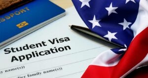 Revocan la visa a mas de 6 mil estudiantes en Estados Unidos.