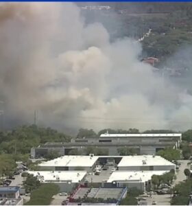 Incendio de gran magnitud en la Calle 8 de Miami provoca cierre vial y afecta el tráfico
