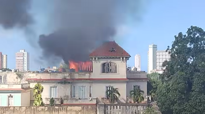 Incendio consume edificación en 17 y B