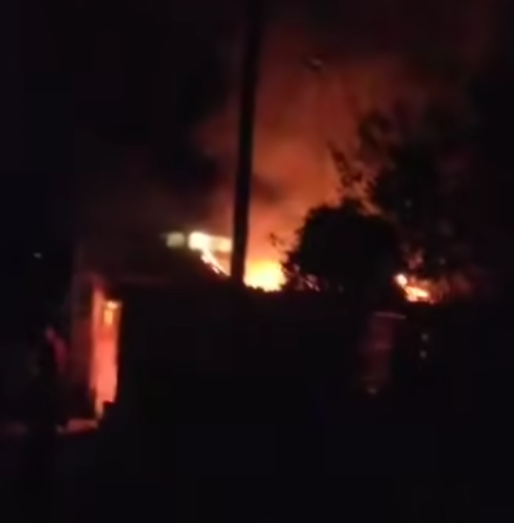 Robo termina en incendio que deja a madre y dos hijos sin hogar en Morón