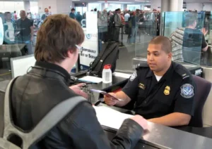 El Departamento de Estado de Estados Unidos propone exigir a los solicitantes de visa un depósito de hasta 15mil USD.