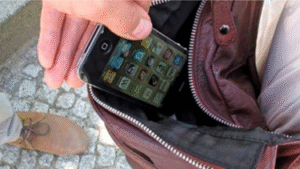 Capturan a ladron que robó varios celulares en una misma guagua.