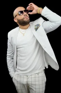 Cantante urbano El Cata sufre posible infarto en entrevista televisiva