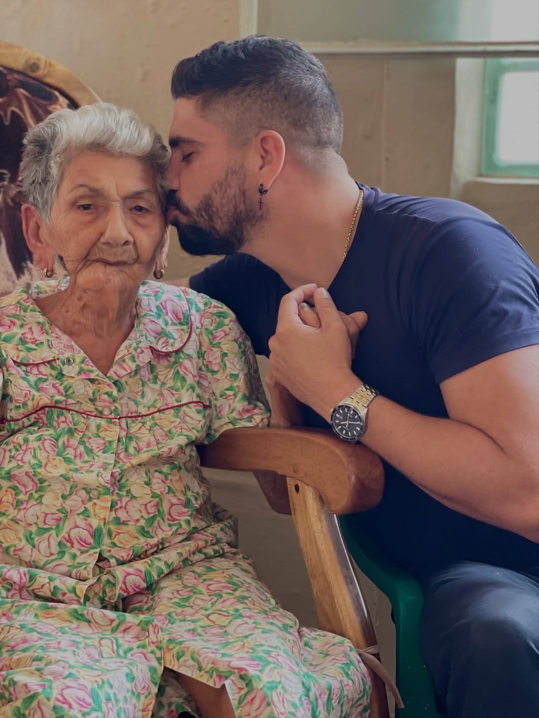 Alejandro Cuervo despide a su abuela Edelmira a los 90 años 