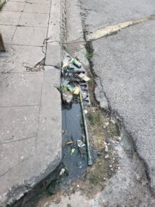 Denuncia ciudadana en El Cerro: Calle San Joaquín afectada por vertimientos de agua albañal y basura desde hace más de 6 meses
