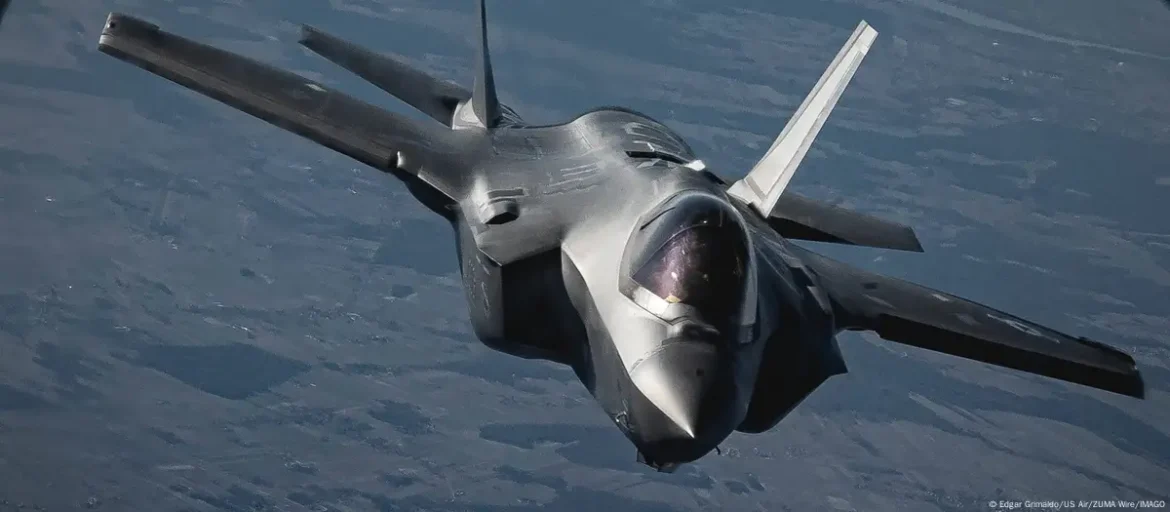 Trump eleva las tensiones: EE.UU. derribará aviones venezolanos si amenazan sus buques en el Caribe