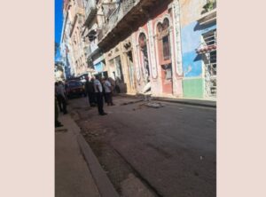 Persona muere tras derrumbe en Habana Vieja en un edificio declarado en mal estado