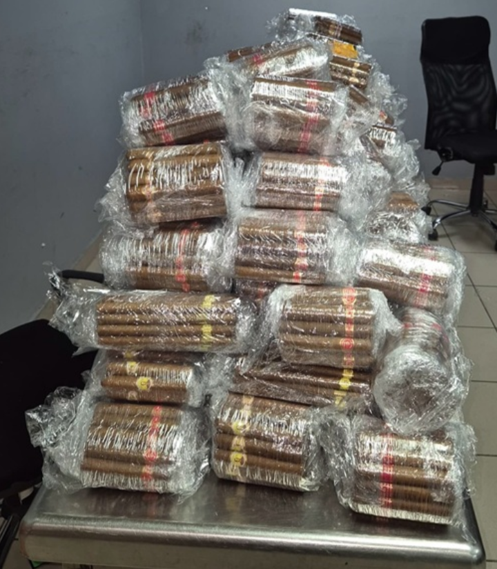 Aduana de Cuba detecta intento de contrabando de más de 4 400 tabacos en el Aeropuerto de La Habana