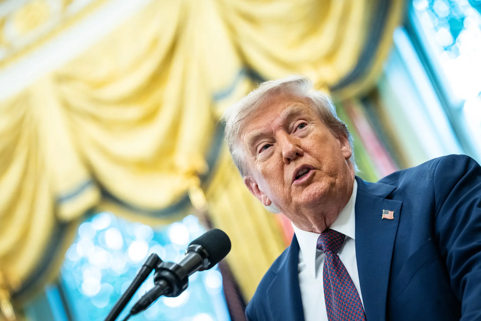 Trump eleva las tensiones: EE.UU. derribará aviones venezolanos si amenazan sus buques en el Caribe