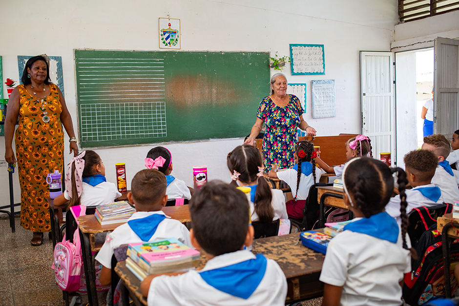Ajusta Educación cubana en horarios ante restablecimiento del SEN