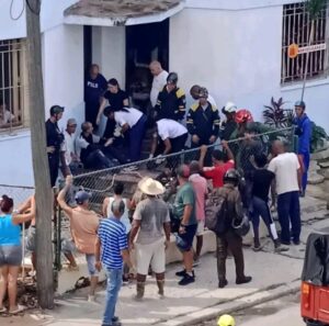 Colapsa el pavimento en el Vedado y arrastra a un hombre con su moto