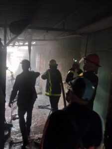 Incendio por batería de moto eléctrica en Holguín: Bomberos actúan con rapidez.