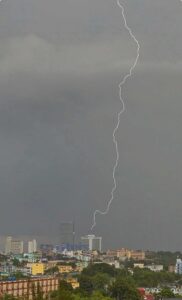 Impactante rayo golpea antenas del Hotel Habana Libre en medio de fuerte tormenta en La Habana