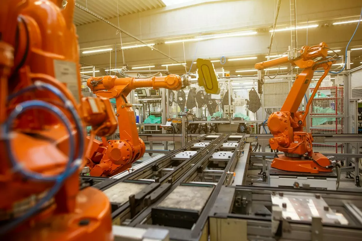 China domina el mundo en instalación de robots industriales: más de dos millones en operación en 2024