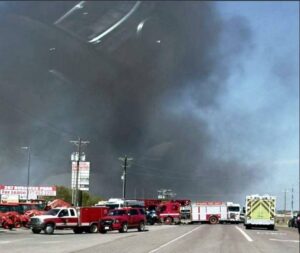Tragedia aérea en Texas:Dos muertos tras estrellarse avioneta contra camiones en Fort Worth