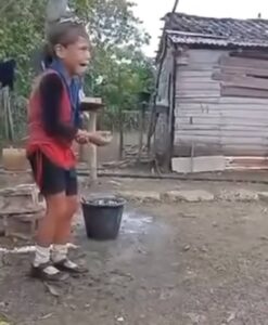 Madre golpea brutalmente a su hija de 10 años