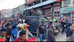 Militares se unen al pueblo en protestas masivas en Madagascar