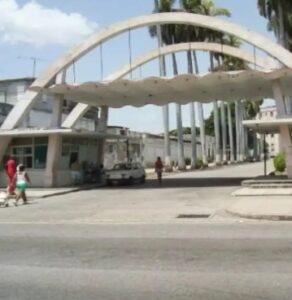 Saquean laboratorio de microbiología del Hospital Diez de Octubre
