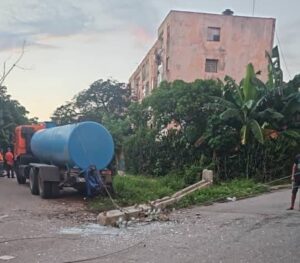 Pipa derrumba poste y provoca apagón masivo en Alamar