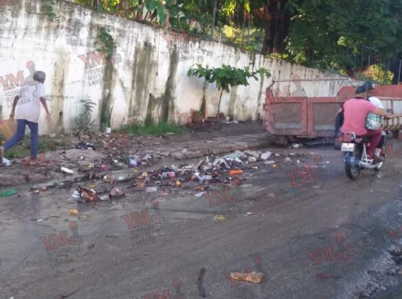 Basura y aguas albañales frente a la escuela Santiago 1 en Santiago de Cuba